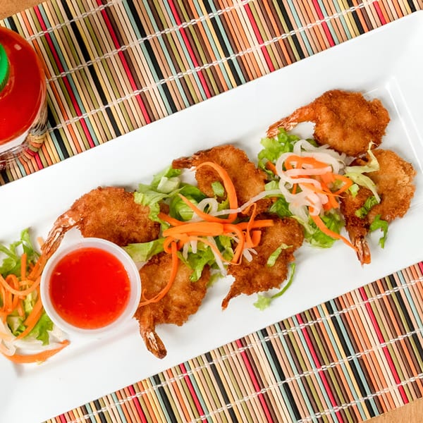 Crispy fried shrimp with lettuce, shredded carrots, and onions, served with sweet chili sauce.